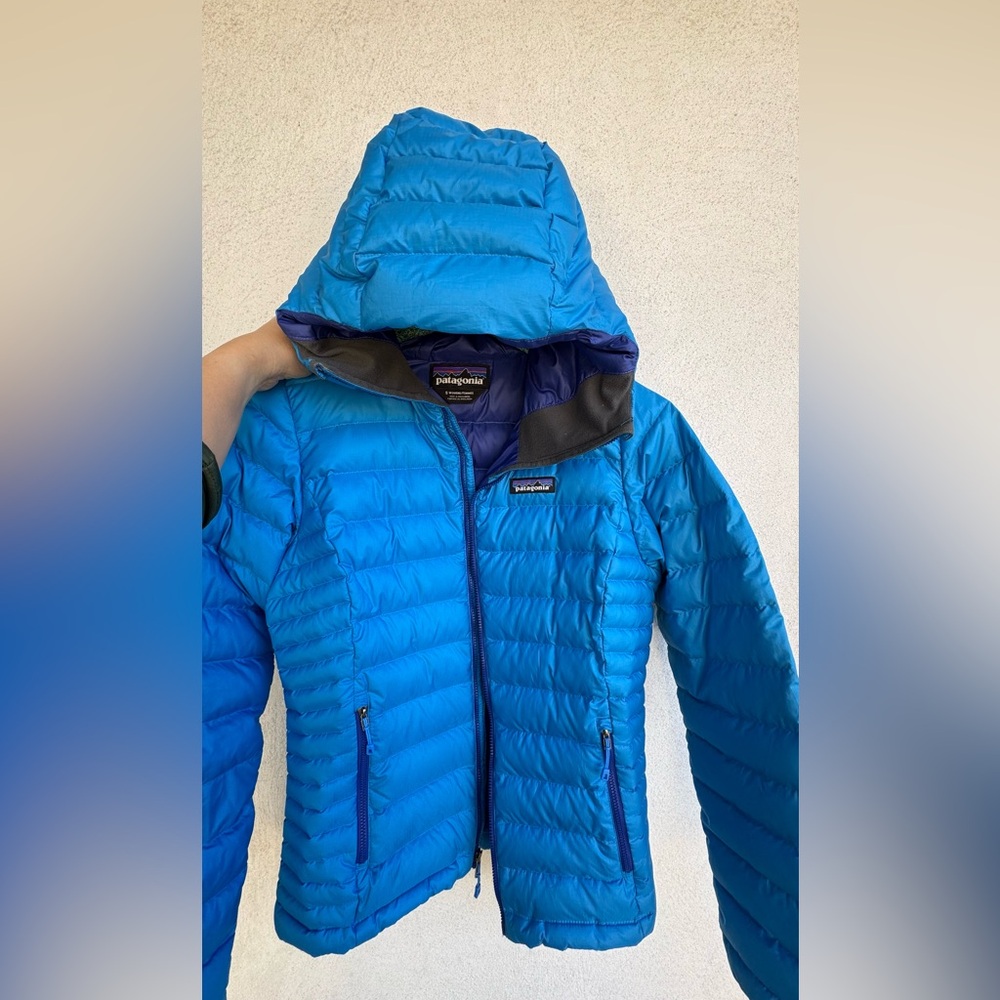 Patagonia “W’s Down Sweater Hooded” Jacket- small.